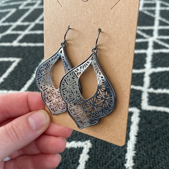 Diamond shaped pendant silver metal earrings - Picture 2 of 5